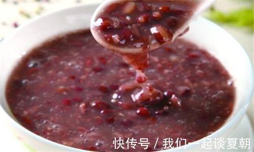 煮小米粥时，到底沸水下米还是凉水下米以后别再做错了啦！