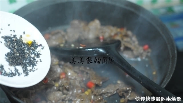 炒牛肉时,加料酒是大错特错加点“它”,鲜嫩水灵,还不粘锅