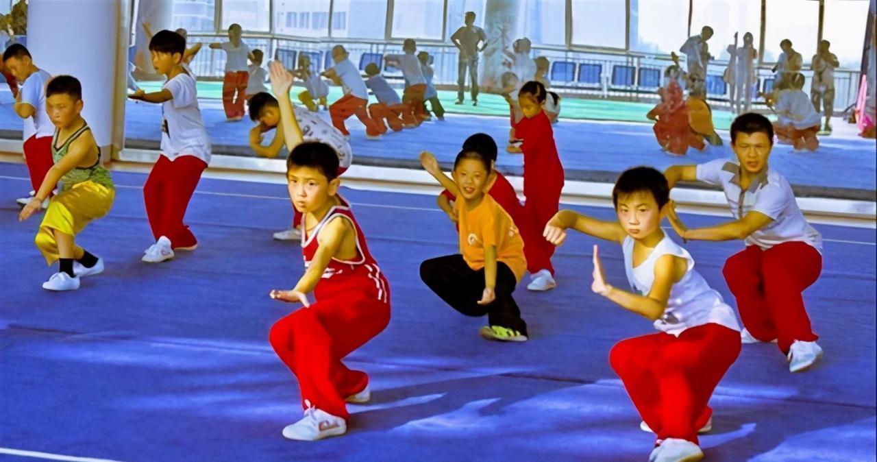 游泳|儿科医生呼吁:这3种运动不宜让孩子太早接触,家长别揠苗助长