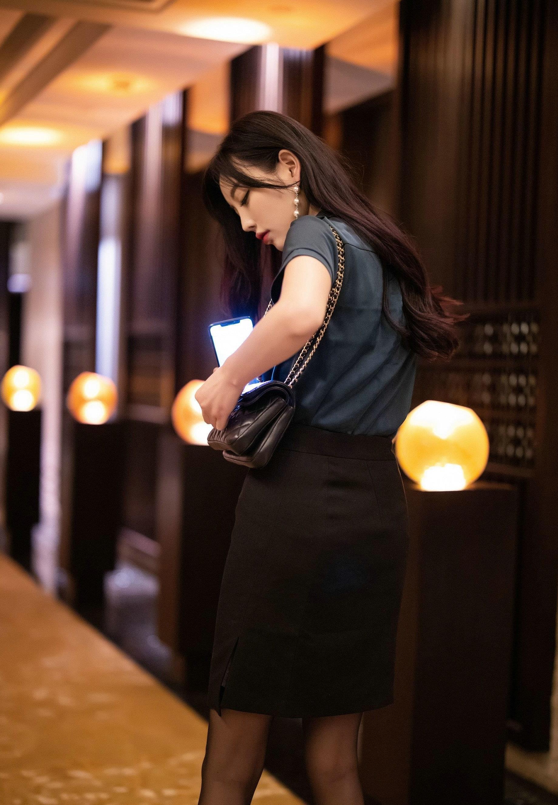 苗条曲线|衬衫是职场人不可缺少的，良好的衣服质感，能够让你更加从容自得