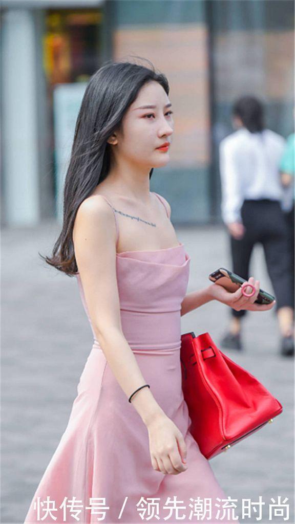 街拍|小姐姐一袭粉色连衣裙,长发飘逸笑容甜美,穿出了“公主范”