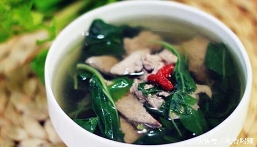 女性不想显老，不妨多吃三食物，滋润皮肤，补血美容，女性要多吃