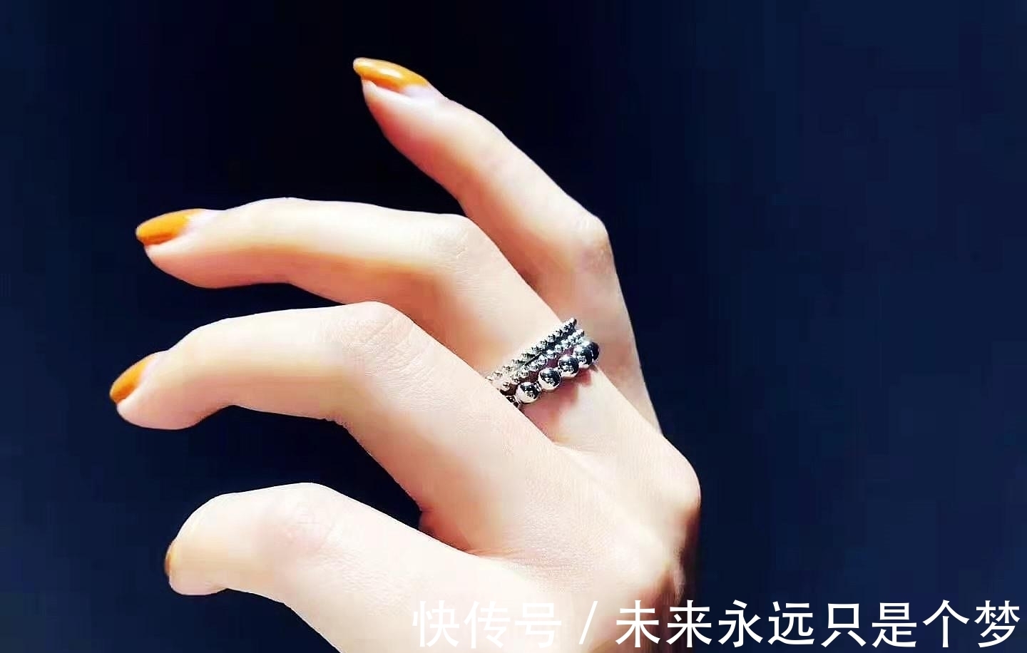 手链|戒指与手链巧妙搭配，叠戴与复古的珠宝工艺，让你体会不平凡