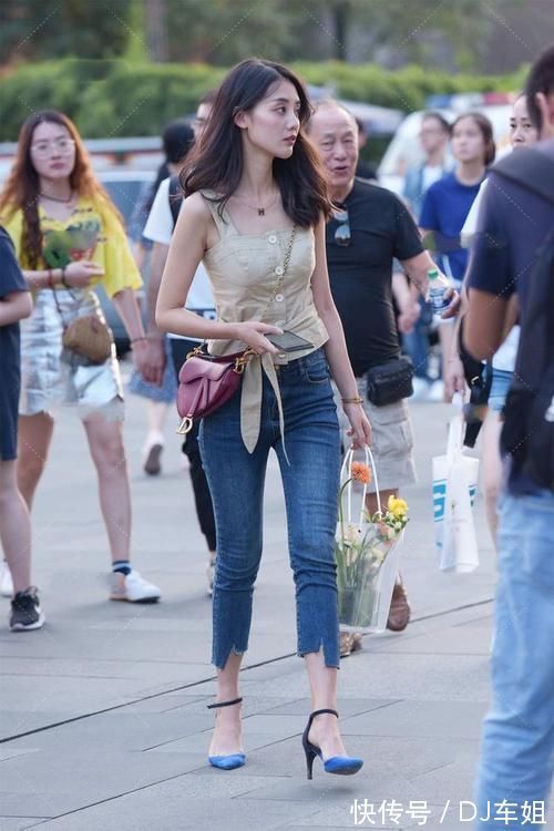 高贵 白色连衣裙搭配粉色高跟鞋,高贵冷艳,从容优雅