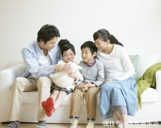 哥哥|2岁哥哥想抱弟弟却抱不动,接下来做的事把妈妈萌化了,好可爱