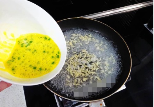 鸡蛋别再用油炒了,跟我学这么做,成品水水嫩嫩的入口即化太棒了