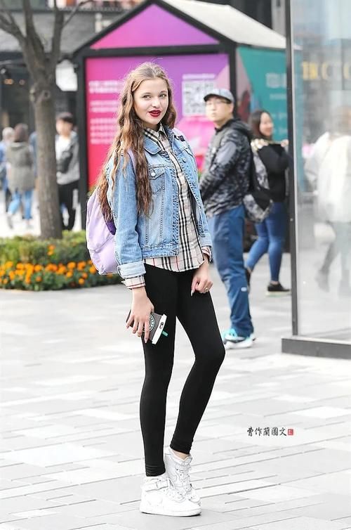 街拍：穿出轻盈之美的打底裤美女