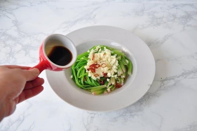 五十岁阿姨的创新菜，菠菜不吃叶光吃杆，焯一焯浇点油，好吃好看