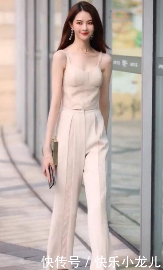 小姐姐清凉风格的打扮,一件小背心传递凉爽与魅力