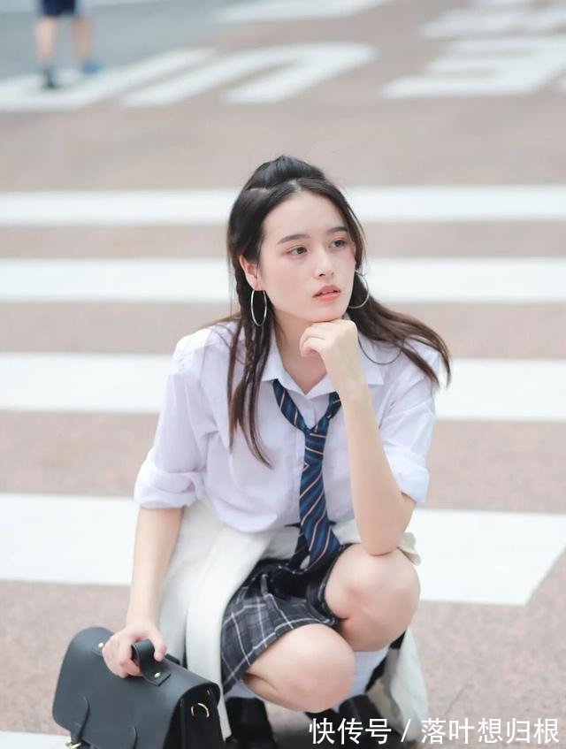 穿搭 2021最美学院风穿搭白衬衫+格纹短裙,腰间扎件衣服当点缀!