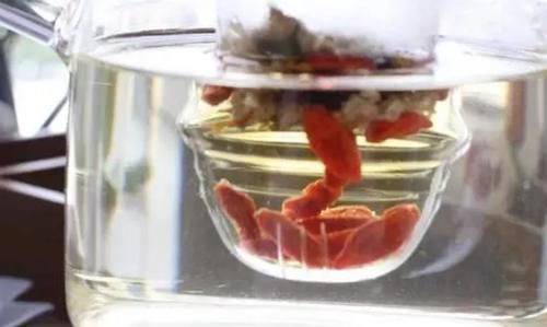 睡眠质量|睡前干吃5粒枸杞，坚持一段时间后，身体会有啥变化？不妨了解