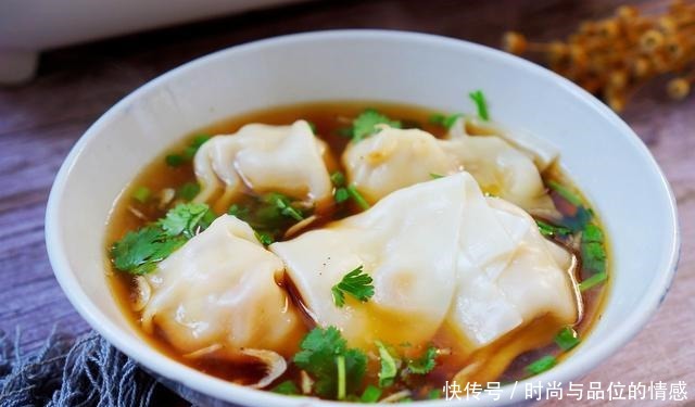 早餐常吃馄饨，将猪肉换成它，好吃又营养，比早餐店的受欢迎