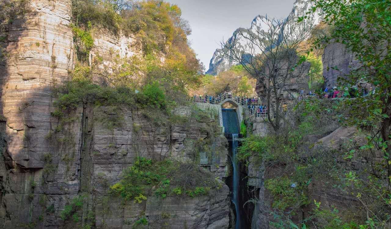 悬崖|中国最危险村庄 坐落在1700米悬崖之上 600年来靠720个台阶出入！