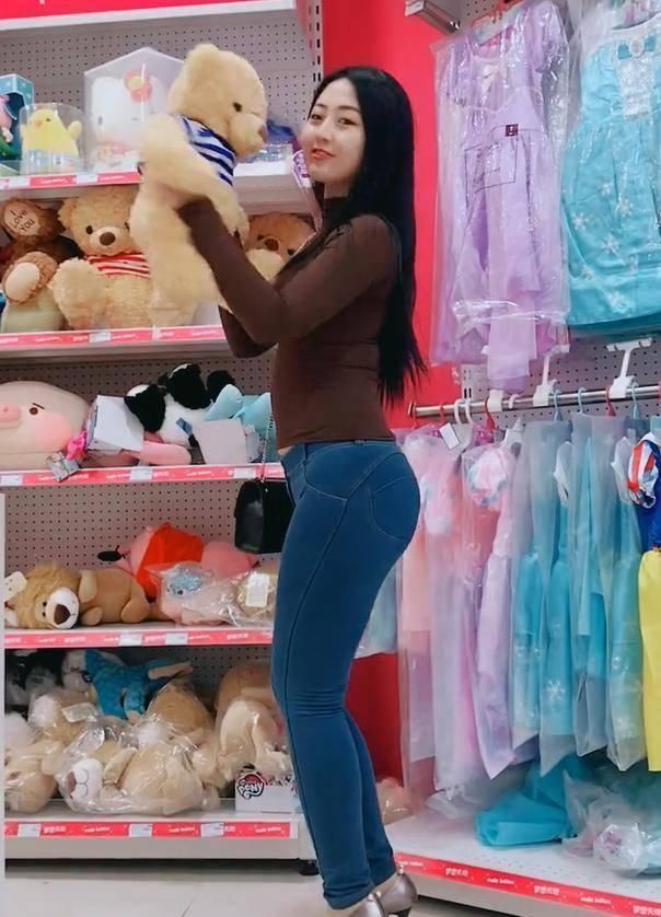 超市里的微胖女生,牛仔裤穿出满分的质感