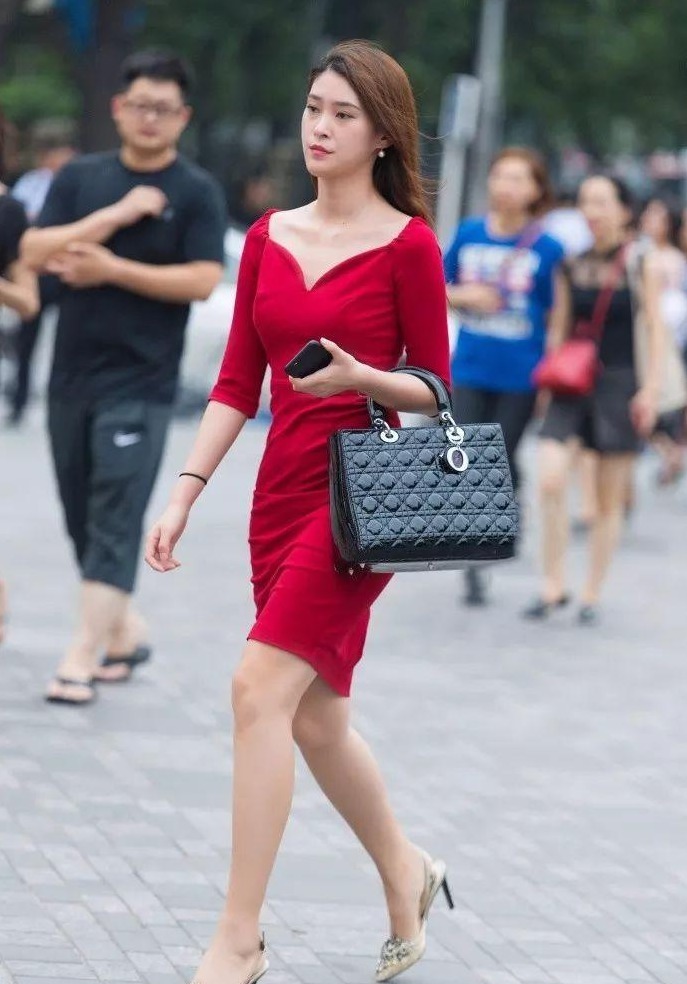 气质|美女街拍:气质女孩偏爱裙装穿搭,一条惹眼红色连衣裙搭配,时尚减龄还洋气