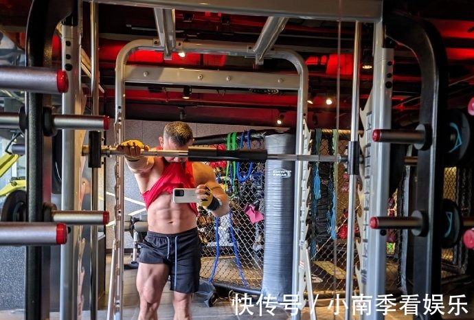 健身房|爱健身的IT小哥哥,十年如一日撸铁,打造出牛蛙般的腱子肉!