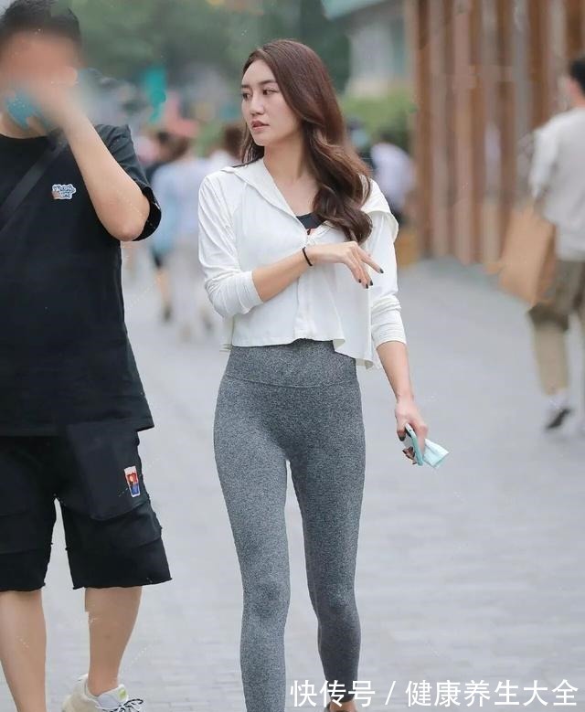 运动鞋 黑色复古运动鞋搭配灰色新潮短裤,比较温婉的样子,温柔的感觉!