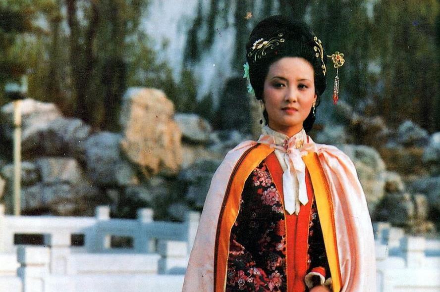 王夫人没钱给贾母做寿,靠当东西遮羞,她没有私房钱吗?