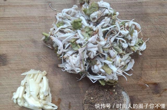 农村这野菜，见了抓一把，焯下水炒，清香爽口，嚼起来爽嫩好下饭