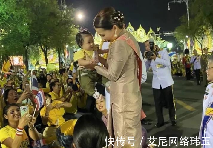 玛哈国王|42岁苏提达是好母亲！将小女孩高高举起，担心被奢华腰封划伤