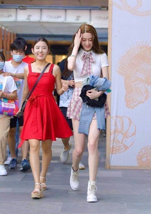 一套百褶裙的套装,腰间有一条极细的束腰,彰显与众不同的魅力