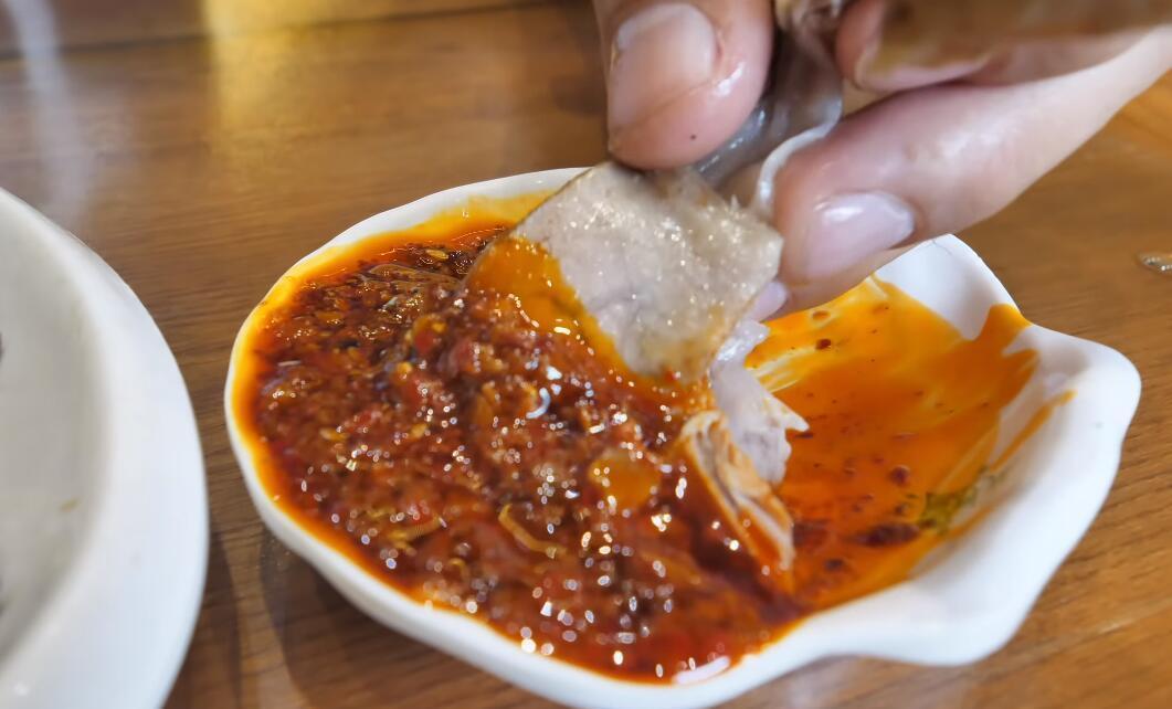 饭店|饭店老板做手抓羊肉,用一招让羊肉变紧实没膻味,每天煮几十只羊