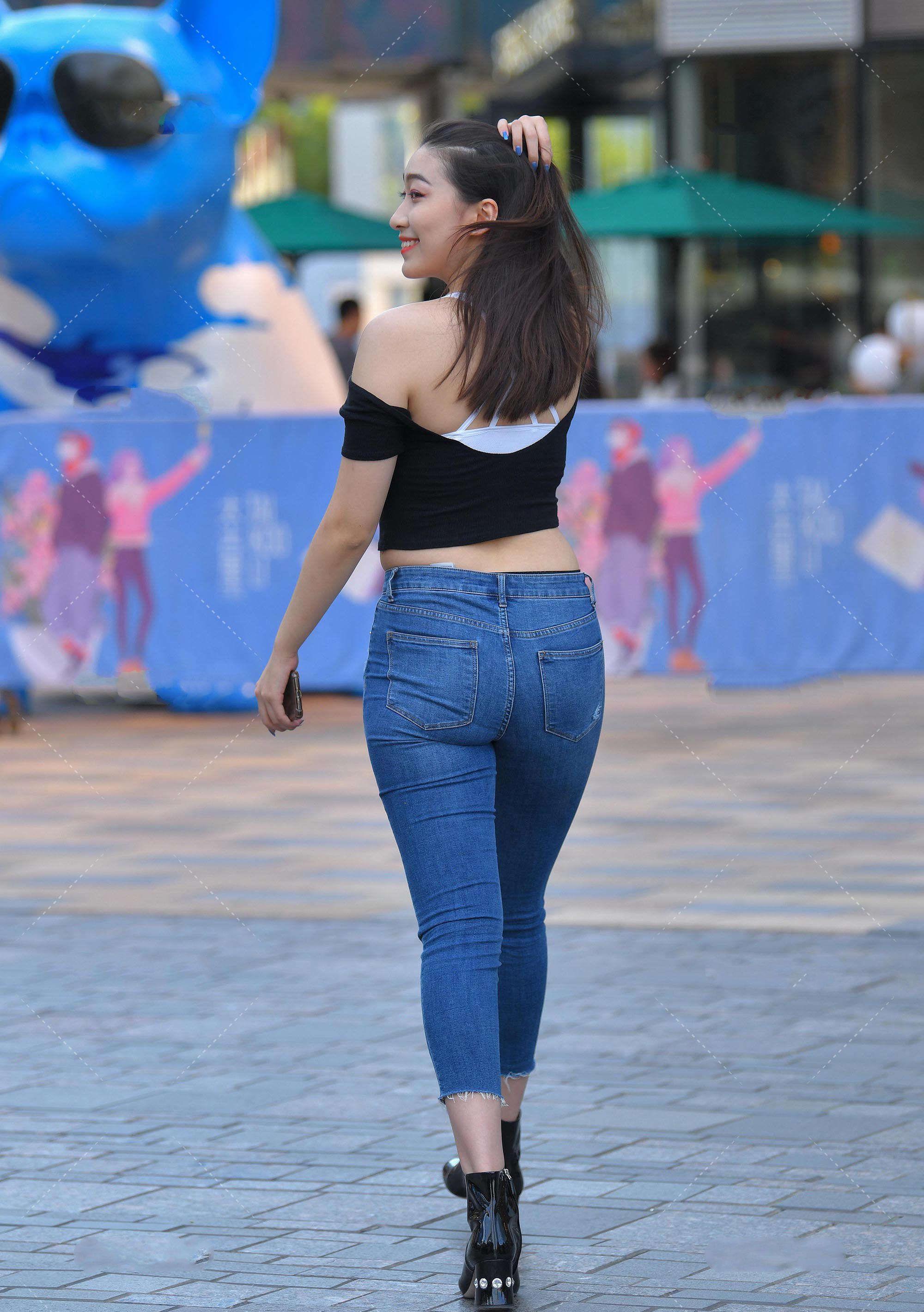 休闲|黑色一字肩搭配破洞牛仔裤，休闲随意还显腿长，黑色亮面气场强大