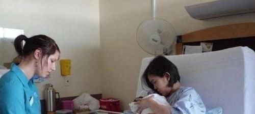 怀孕期间|“最有派头”宝宝出生后,第一件事是跟妈妈击掌:辛苦妈妈了