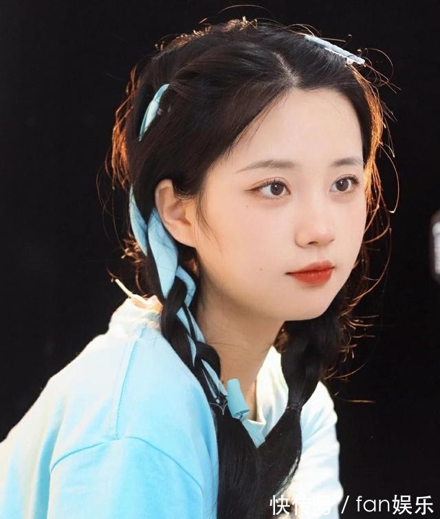 泡泡辫 日常的时尚发型,高丸子头温柔甜美很有少女感,这款值得尝试!