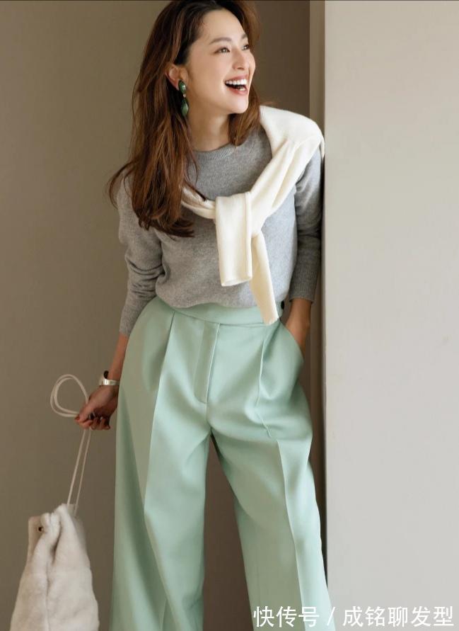 简约|四十岁怎么穿？10套清爽优雅的“简约风”配色，时尚减龄活力满满