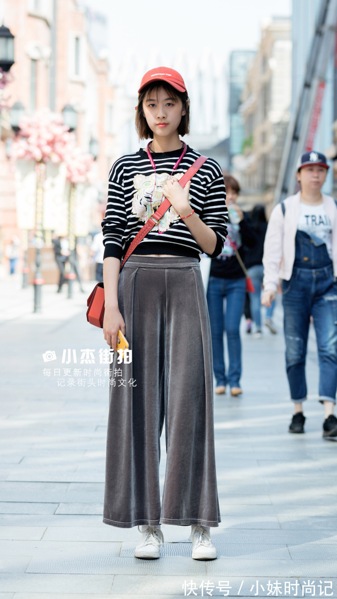 T恤|街拍,黑白条纹T恤搭配休闲阔腿裤,彰显活力与青春!