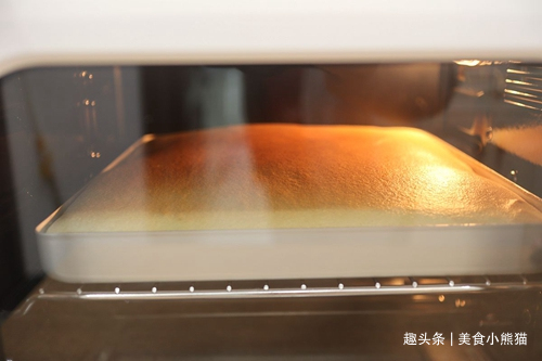 教你制作原味戚风蛋糕卷不裂不粘方法，步骤详细，保证你一学就会