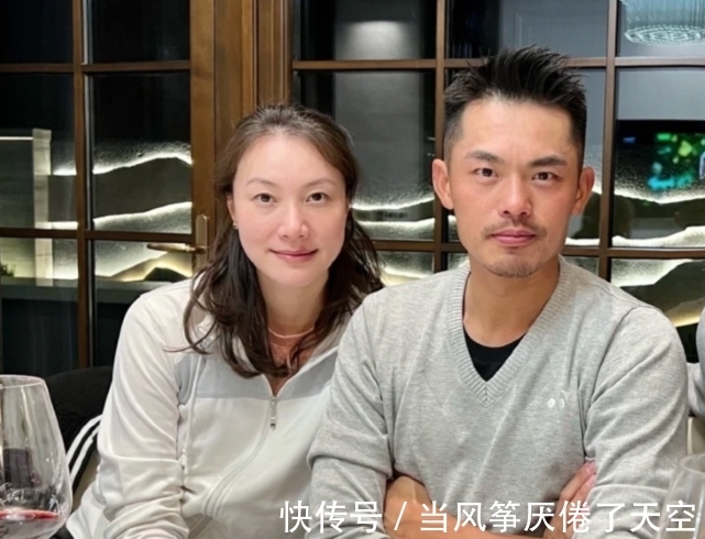 疲态感|林丹夫妇与好友合照,谢杏芳依偎老公肩膀,林丹双手抱胸前显抵触