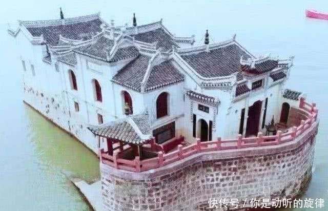 老年|中国神秘建筑霸占长江百年无人敢拆，被称为“万里长江第一阁”