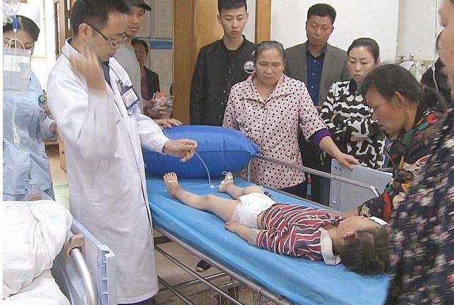 低俗|3岁男童最后没有抢救过来,这种低俗的逗娃方式,家长一定要禁止