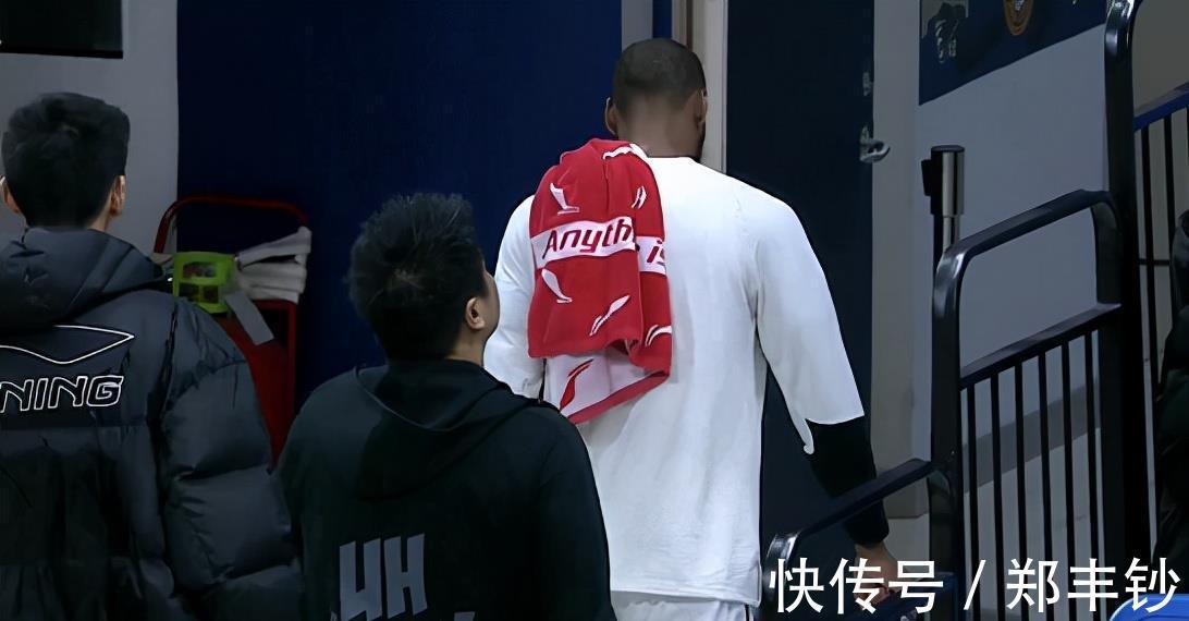 犯规|火爆一幕!韩德君威姆斯冲突被罚离场,胡明轩垫脚郭艾伦+赵继伟