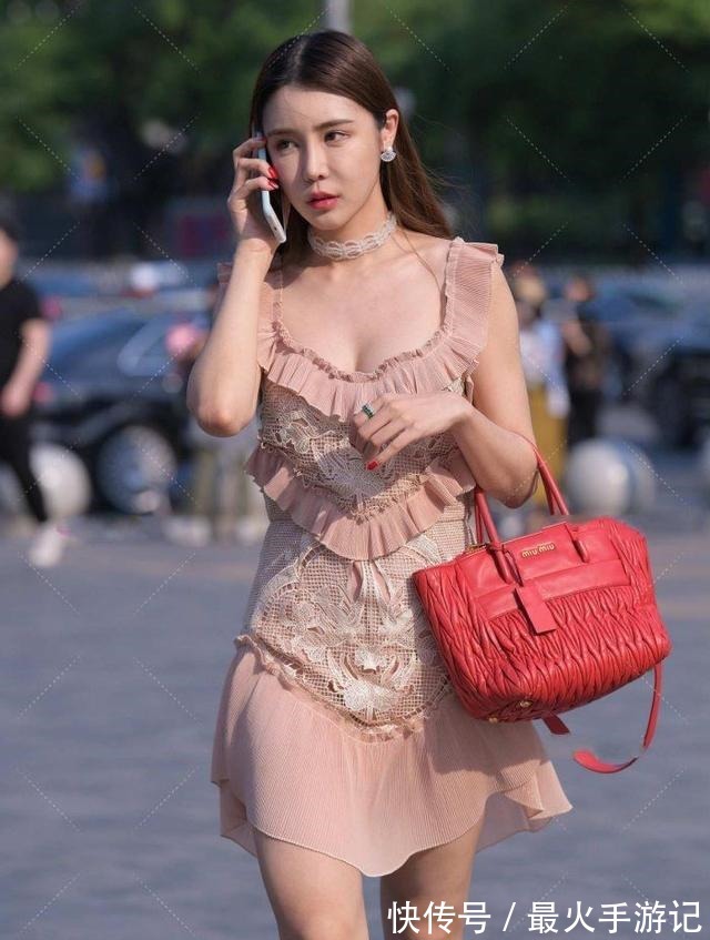 身材 U领连衣裙的时尚造型,帮助苗条美女修饰身材,穿出婀娜多姿!