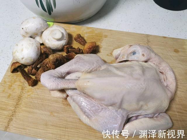 干燥的秋季，要给家人多做这种汤，营养又滋润，一口新鲜味道好