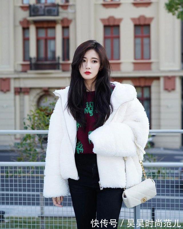 时髦 普通的打底裤已经不流行了,今年冬天用鲨鱼裤打底,时髦又显身材