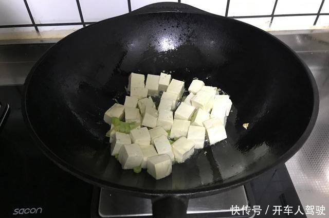 妈妈晒晚餐获赞,网友花费少吃得好,搭配用心,生活很有仪式感!