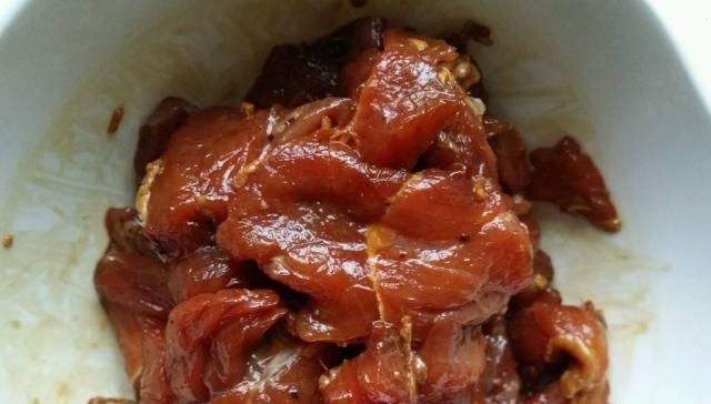 姥姥|炒牛肉,别只会用淀粉腌制,姥姥说少了“它”,牛肉柴老不够香