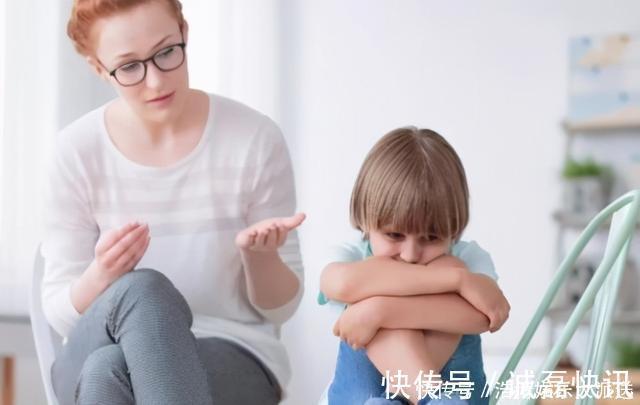 母子|倔强母子火了,孩子街头撒泼打滚,妈妈一旁冷眼旁观,谁也不服谁