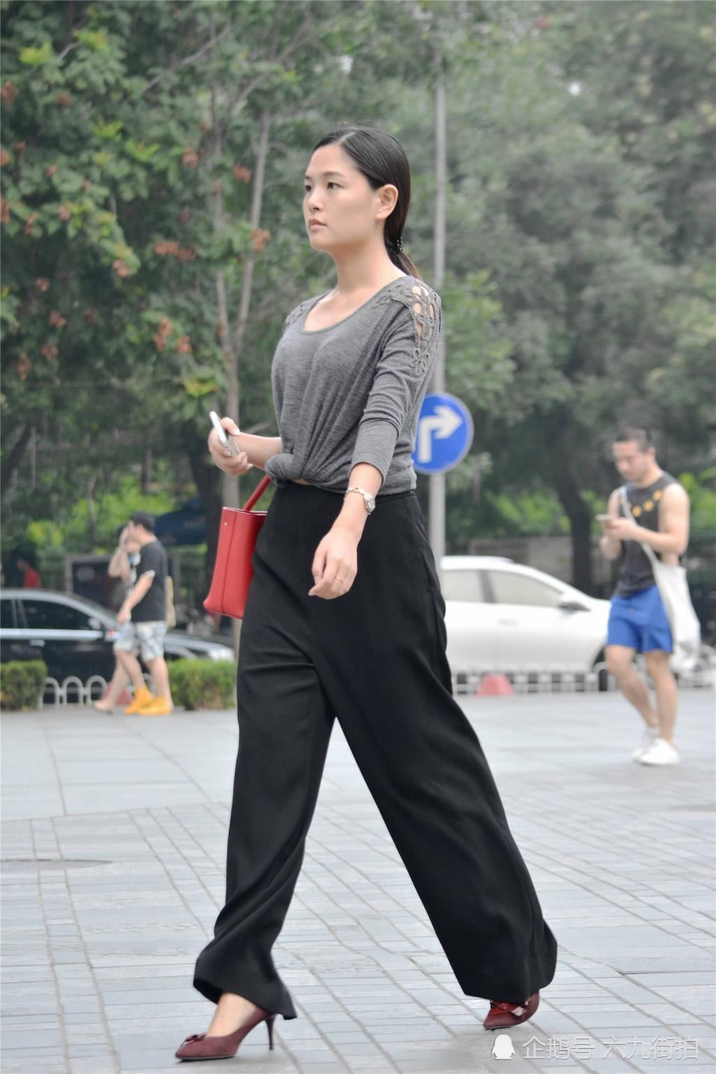 高跟鞋 高腰直筒牛仔裤,搭配尖头细跟鞋,显得大气,有衬托矜持