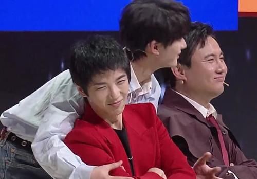 丁程鑫后背抱华晨宇，镜头拍到手上动作，完美诠释当爸和单身的区别