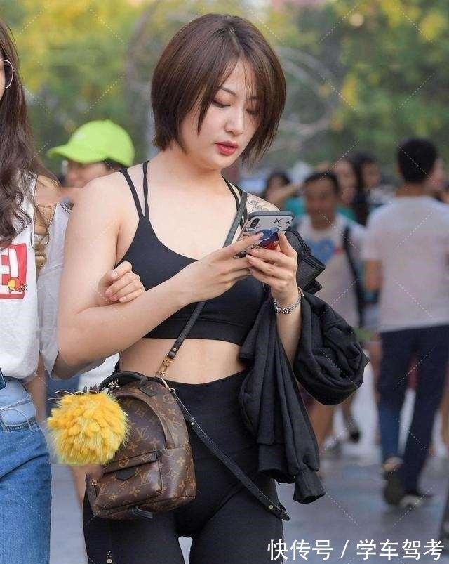 高腰裤 蓝色打底裤搭配时尚粉色上衣,衣品爆棚,身材比例上的不协调!