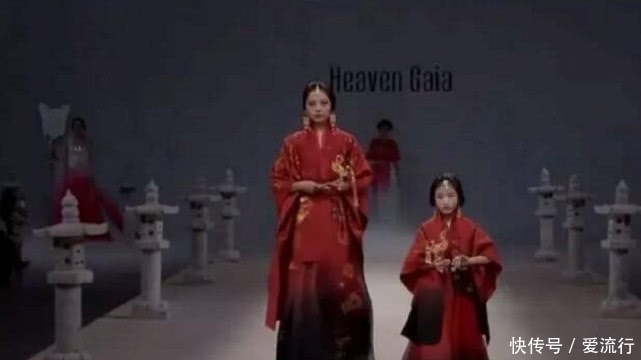  如今|它是中国的传统民族服饰，如今却惊艳了整个时装周，你看了么？
