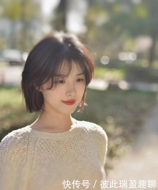 发型|女人过了50岁尽量少烫“大妈卷”,试试这5种发型,时髦显气质