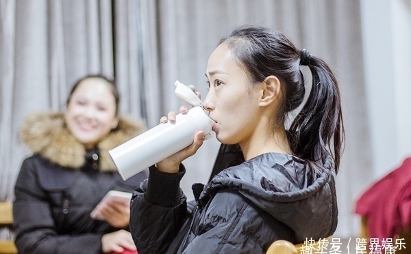 多喝|多喝水有益于身体健康,但两个时间段除外,以免造成肾脏负担