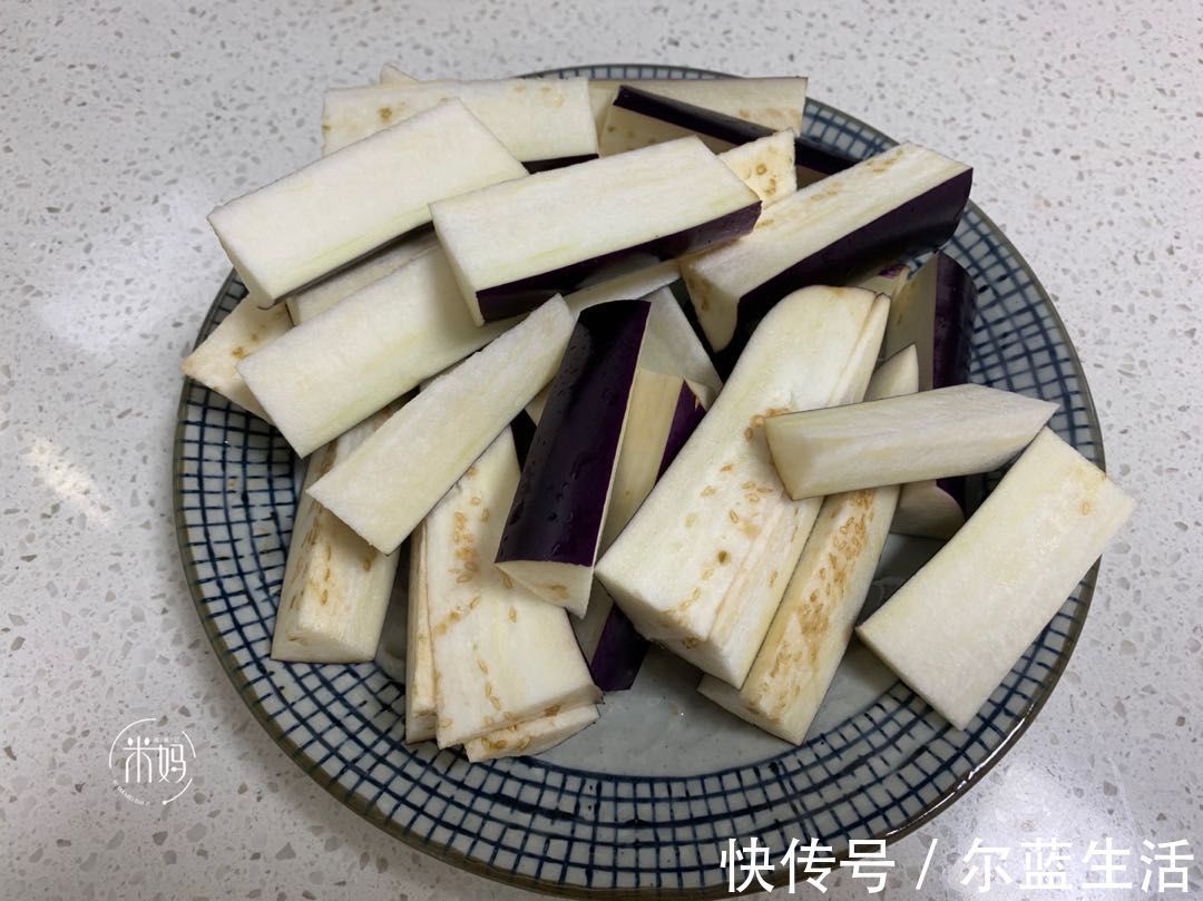 这两样素菜一起炒，实在太鲜香了，难怪女儿爱吃，比吃肉都香