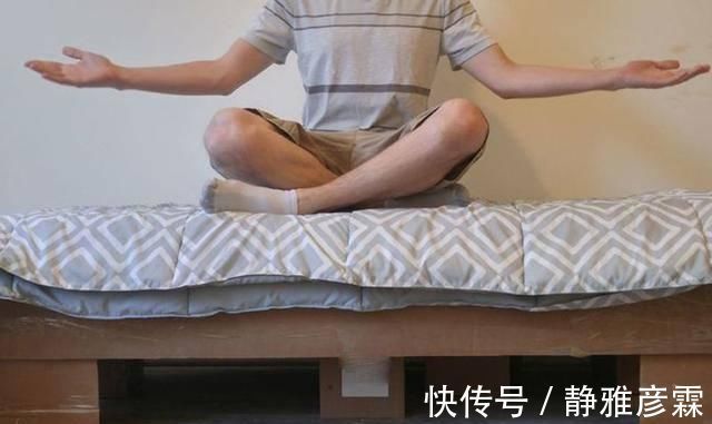 旧纸箱子卖不了几毛钱，老妈攒下来做了张单人床，还挺结实的